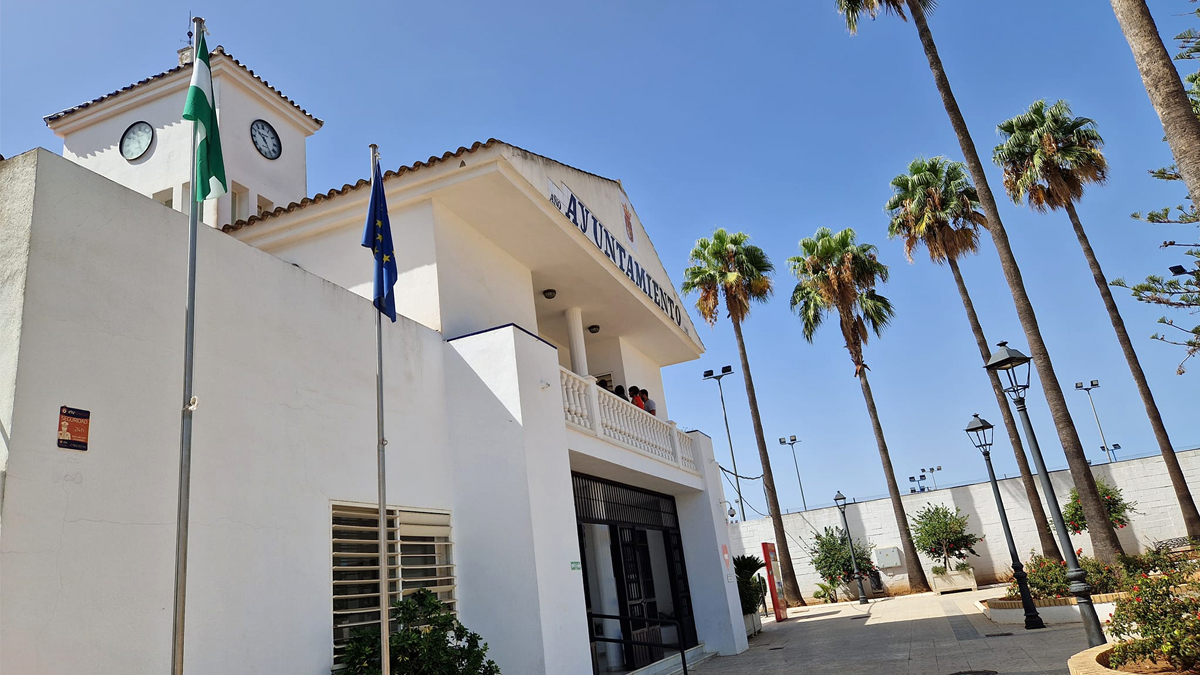 Fachada del Ayuntamiento de Espartinas sin la bandera de España que el Gobierno socialcomunista no repone