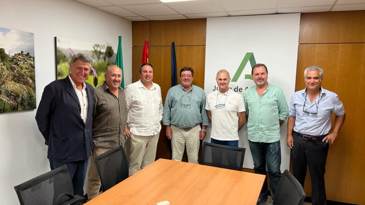 Íñigo Osuna junto a los agricultores en la reunión para reclamar la finalización del proyecto de regadío Genil-Cabra