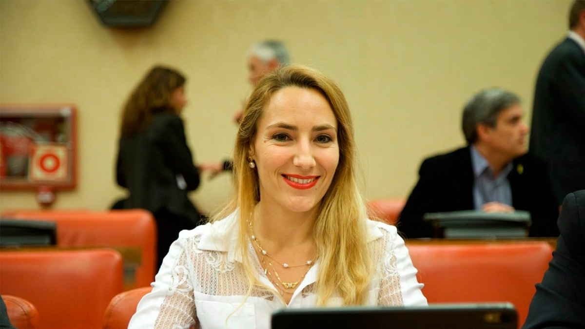 La diputada ha insistido en que «no es una novedad que la insularidad es un factor que genera desigualdad para los formenterenses.