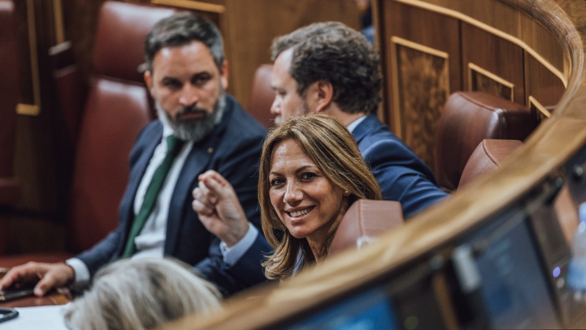 Reyes Romero, diputada de VOX en el Congreso por Sevilla junto a Abascal y Espiniosa de los Monteros.