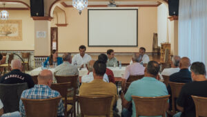 Reunión de Javier Cortes, Antonio Sevilla y Purificación Fernández con agricultores de la Axarquía de Málaga
