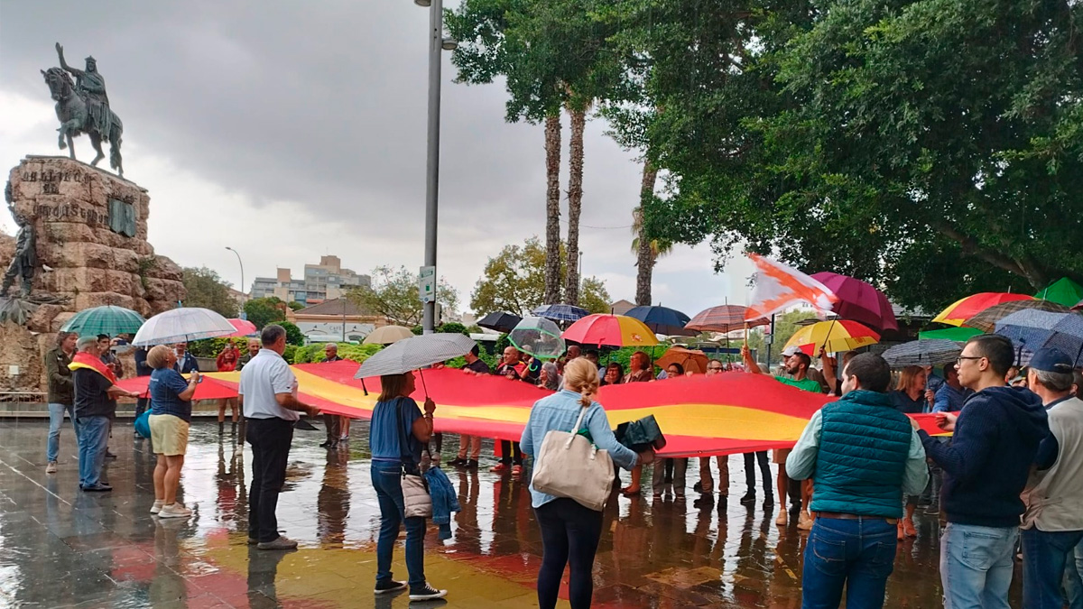 VOX despliega una bandera nacional en la Plaza España de Palma de Mallorca