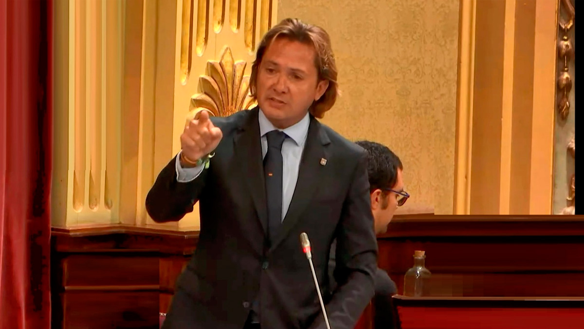 Campos ha recordado en el Pleno de la Cámara balear que Armengol fue cazada de madrugada durante la pandemia en un bar de copas