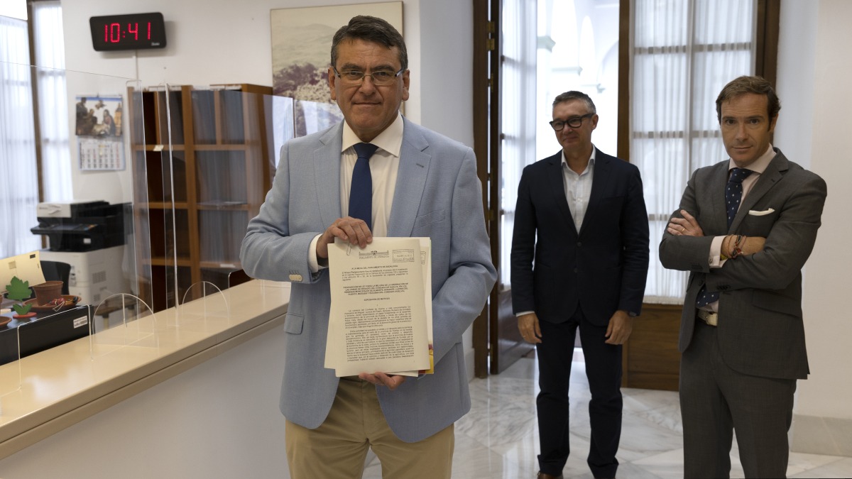 Rafael Segovia, junto a Manuel Gavira y Javier Cortés, tras presentar la PL para la reordenación del regadío en el Condado de Huelva