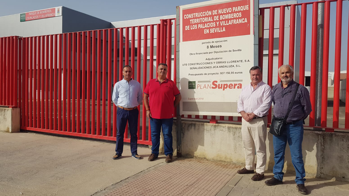 El diputado de VOX en la Diputación de Sevilla, Rafael García, ante el paralizado Parque Territorial de Bomberos de Los Palacios