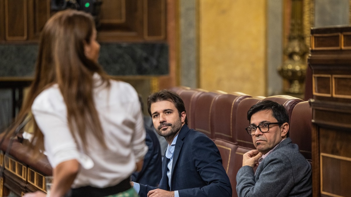 Carla Toscano ante el secretario tercero de la Mesa Javier Sánchez Serna