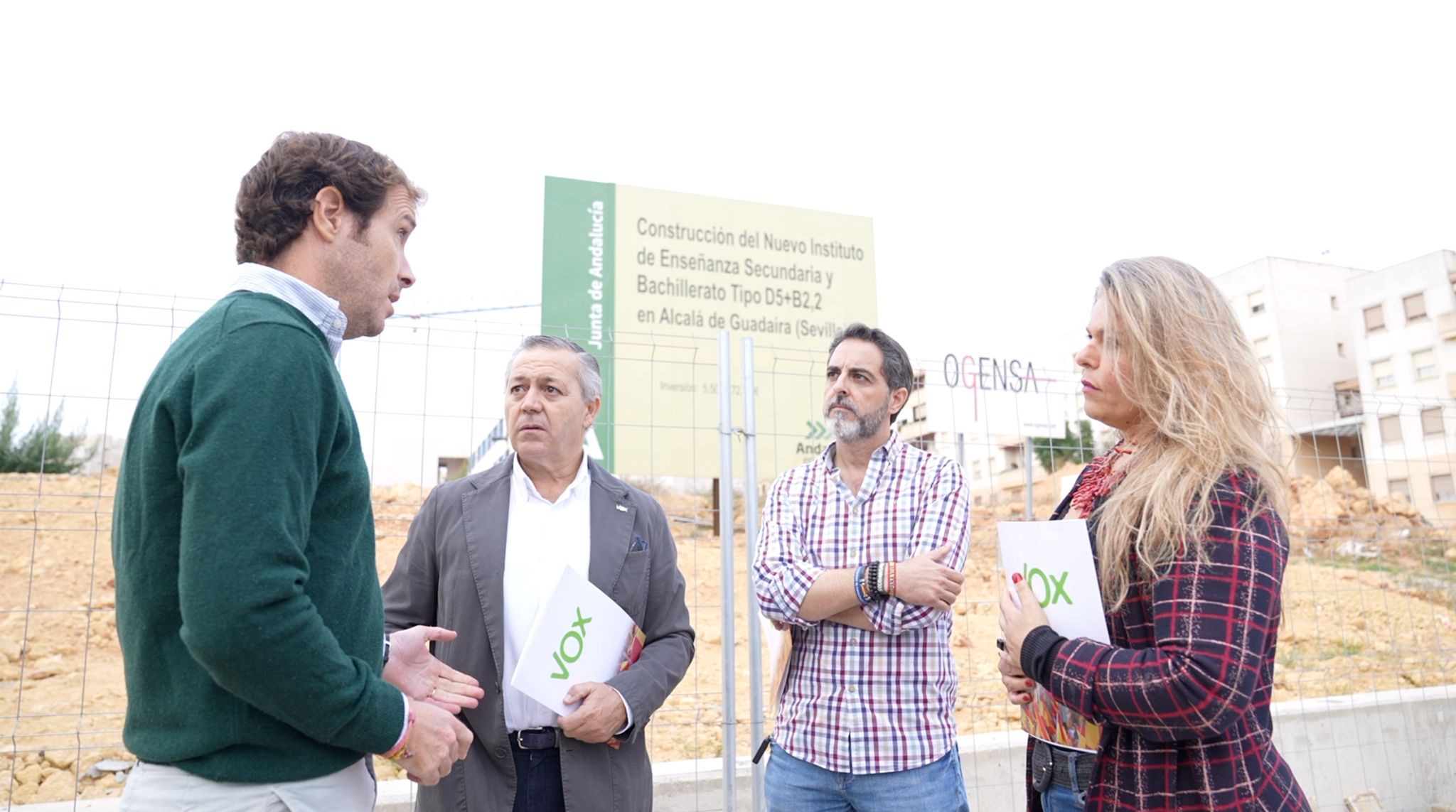 Javier Cortés, junto al portavoz adjunto del GM VOX en Alcalá de Guadaíra, Evaristo Téllez, frente a las obras paralizadas del nuevo instituto de Alcalá de Guadaíra