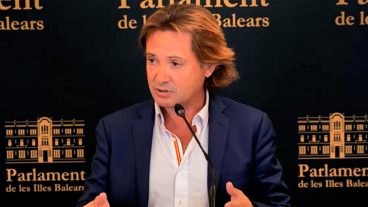 El diputado portavoz de VOX, Jorge Campos, ha criticado que «esto solo sucede con VOX