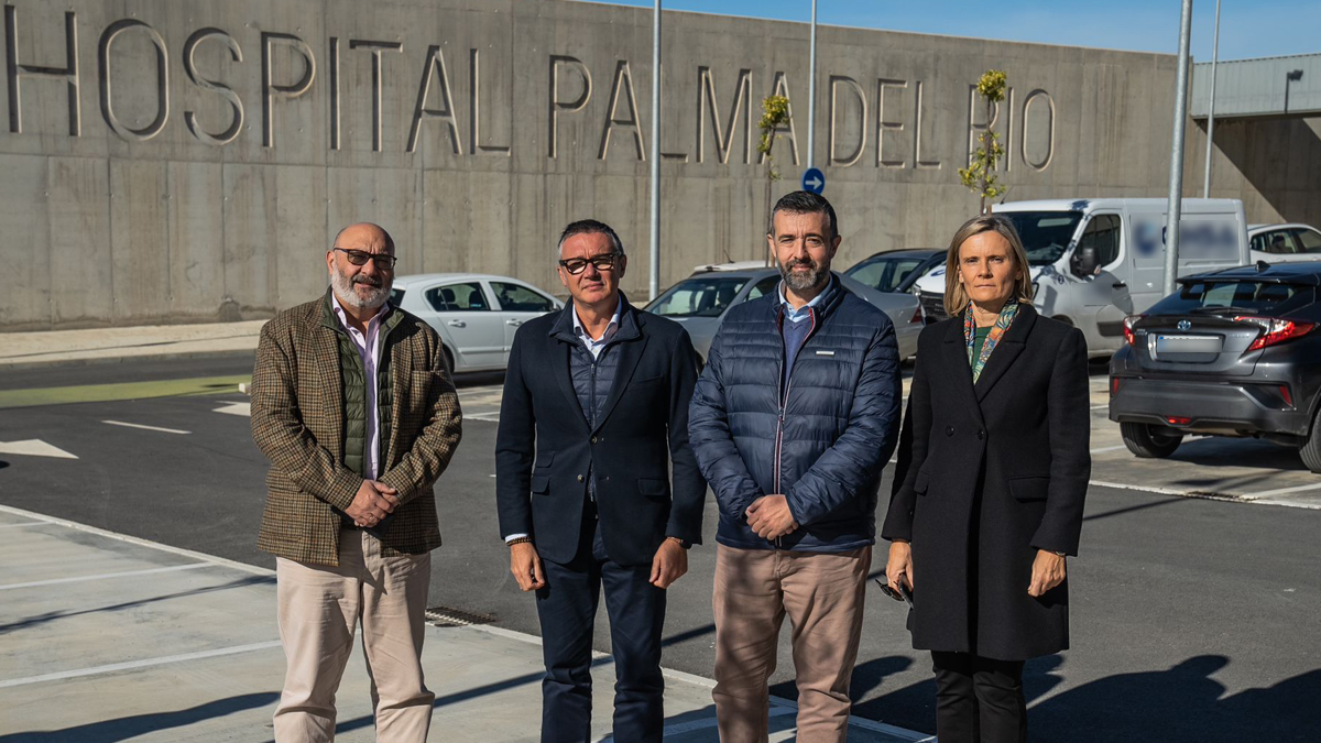 Manuel Gavira y Alejandro Hernández, frente al Hospital de Palma del Río
