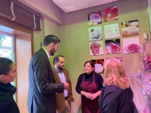 José Ángel Antelo con el GM VOX Ayto de Murcia visitando a los vecinos de Espinardo
