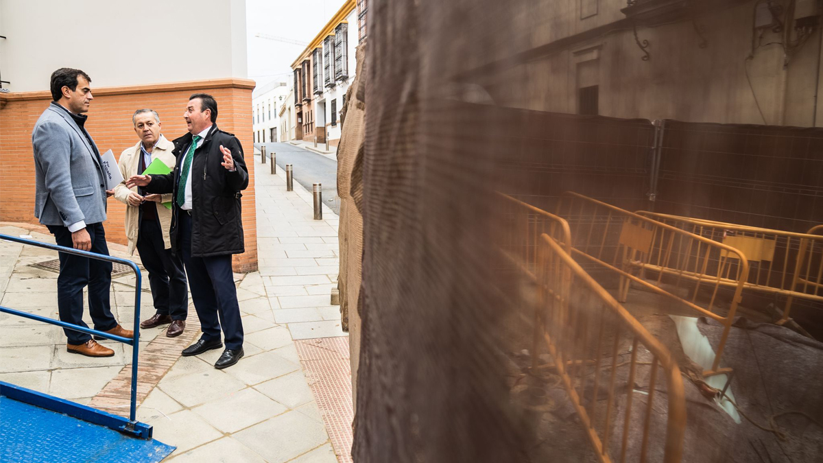 Antonio Sevilla vista obras calle la Mina en Alcalá de Guadaíra (Sevilla) por declaración como BIC del Molino de la Mina