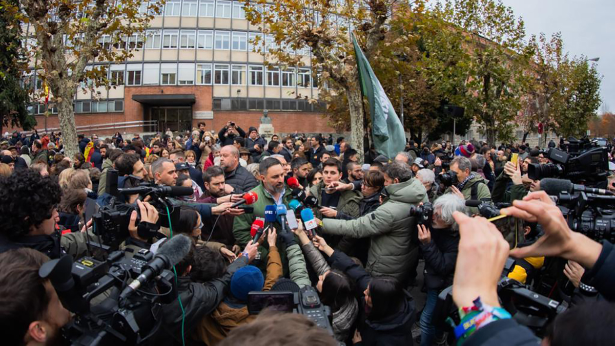 Santiago Abascal atiende a los medios de comunicación en Pamplona