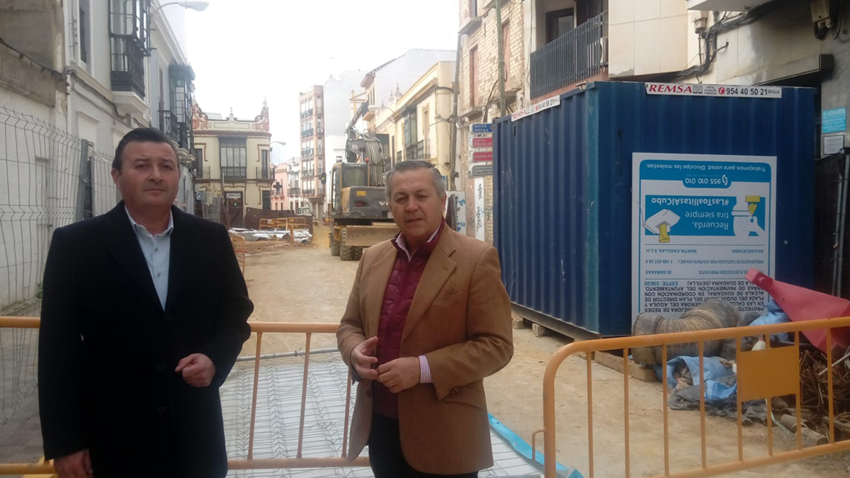 Concejales del Grupo Municipal VOX en el Ayuntamiento de Alcalá de Guadaíra en las obras de la calle La Mina