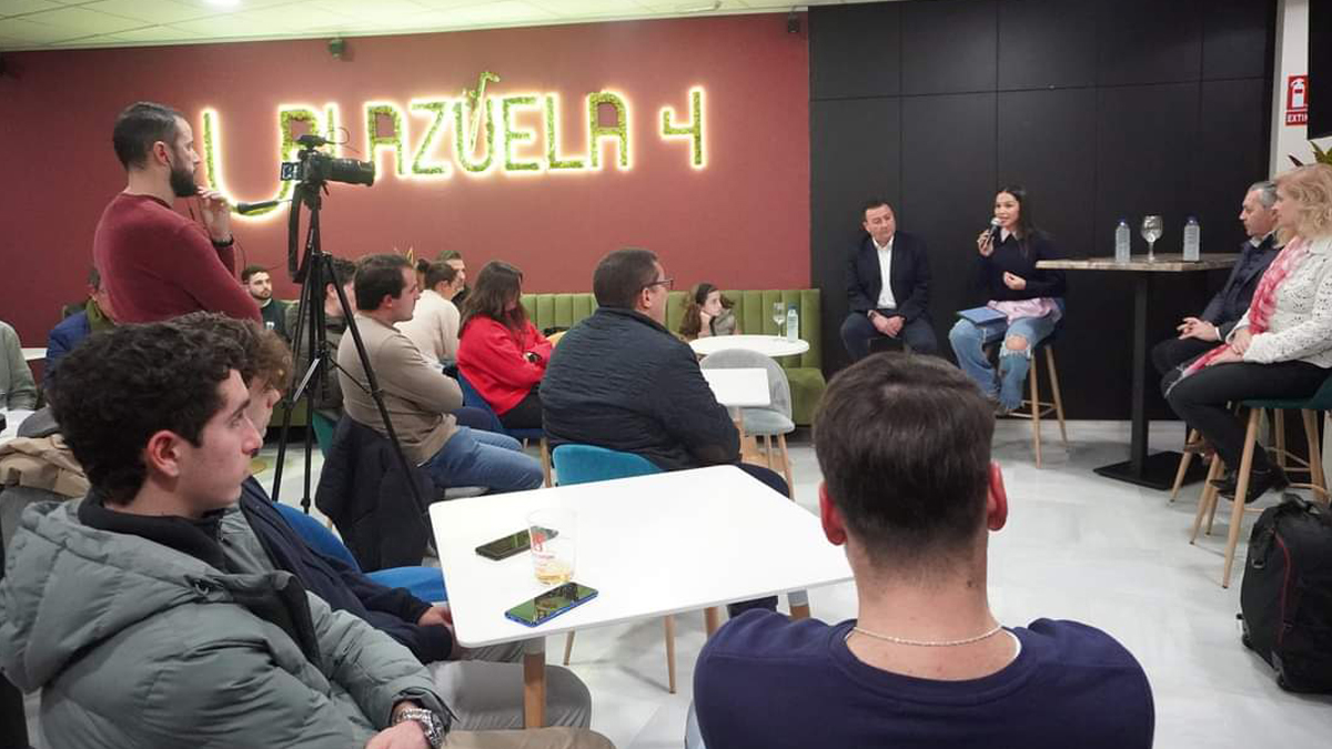 Mireia Borras durante el encuentro con jóvenes en Alcalá de Guadaíra (Sevilla)