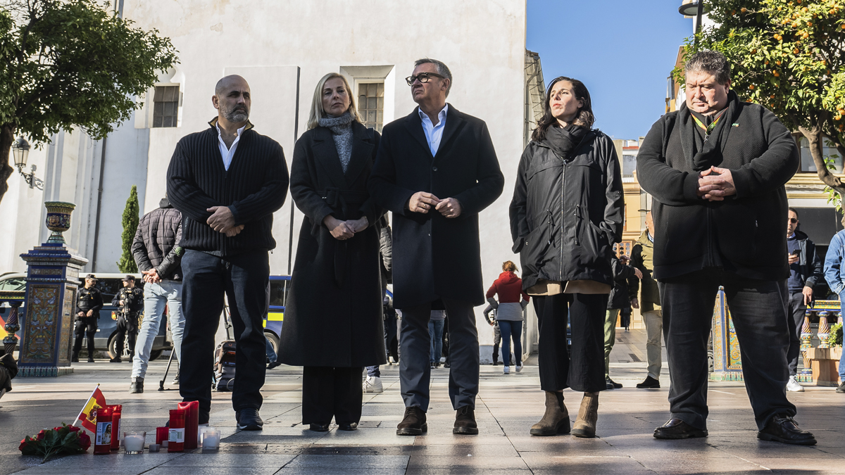 Representantes de VOX antes del minuto de silencio por el asesinato yihadista de Algeciras