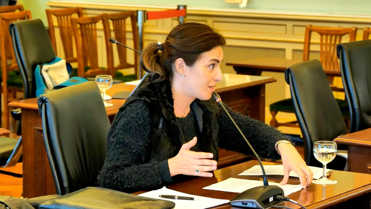 La diputada también ha criticado el machismo de Manresa al apartar a Armengol de los micros