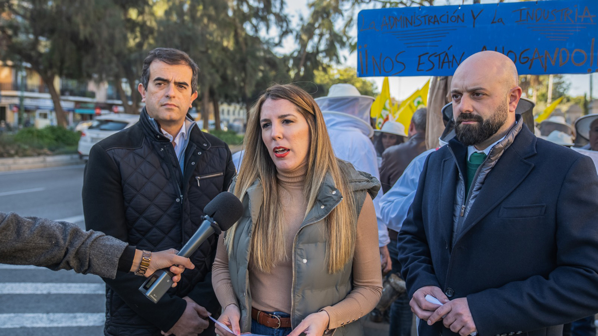 Purificación Fernández, junto a Antonio Sevilla y Juan José Bosquet, del Grupo Parlamentario VOX en el Parlamento de Andalucía, en concentración de apoyo a los apicultores