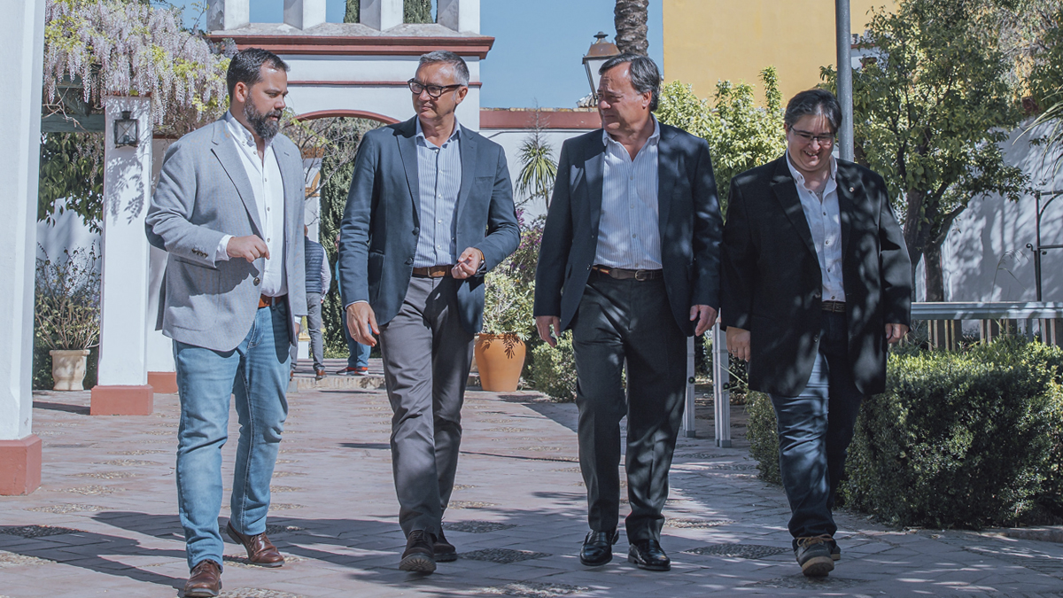 Manuel Gavira, portavoz del Grupo Parlamentario VOX en el Parlamento de Andalucía, durante su visita a Espartinas (Sevilla)