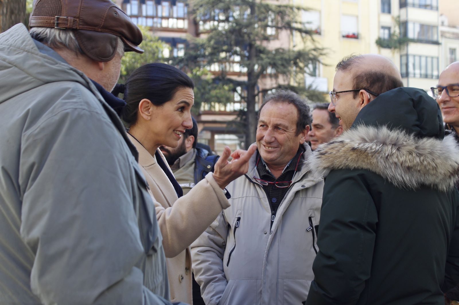 Rocio Monasterio conversando con afiliados y simpatizantes en Cuenca