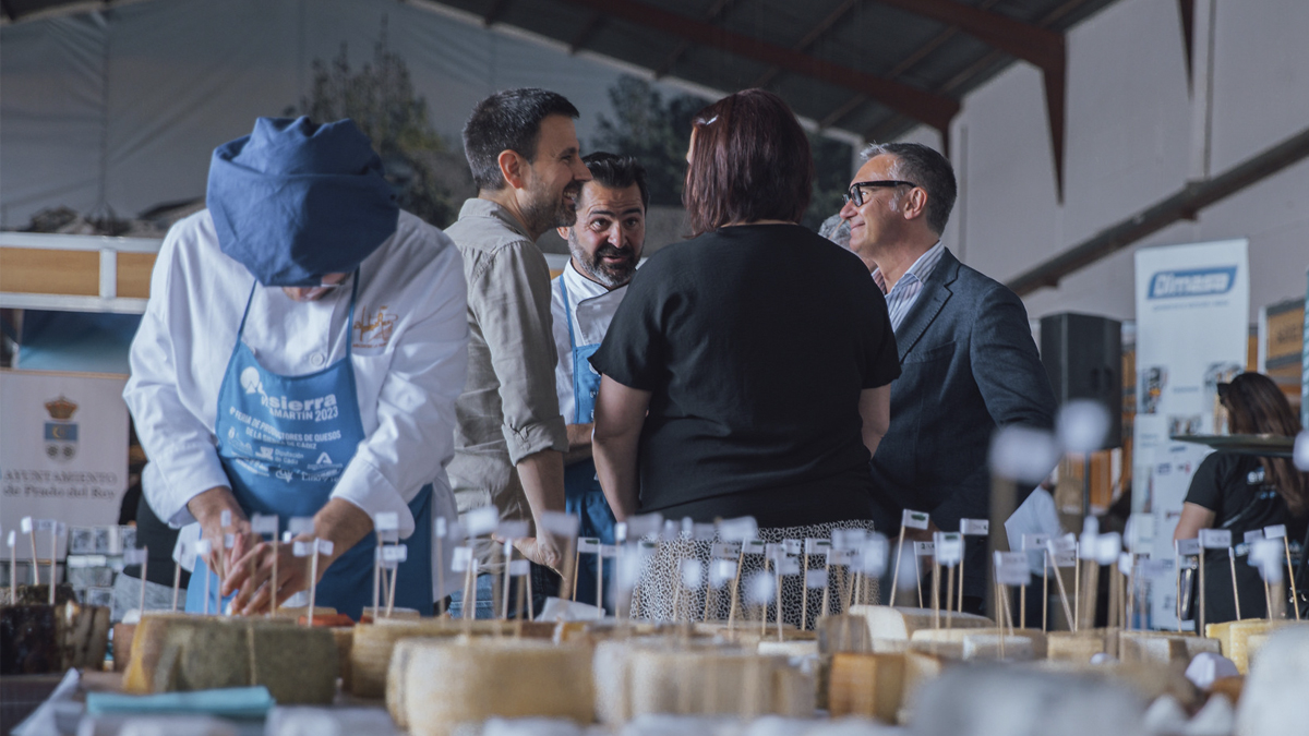 Manuel Gavira durante su visita a la feria de muestras Quesierra en Montellano, Cádiz