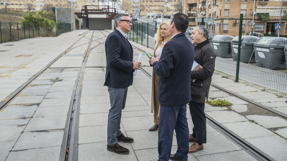 Manuel Gavira, durante su visita al tranvía 'fake' de Alcalá de Guadaíra