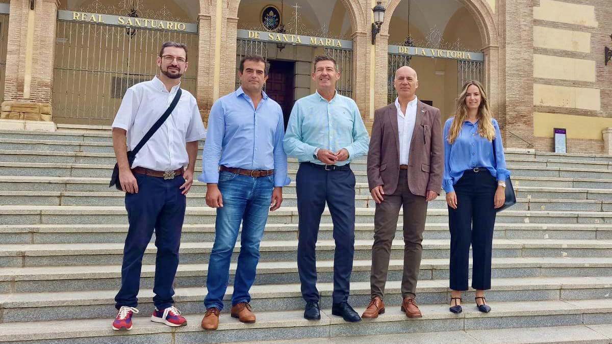 Antonio Sevilla, parlamentario del Grupo Parlamentario VOX en el Parlamento de Andalucía, junto a miembros de VOX Málaga, ante la Basílica de la Victoria de la capital malagueña