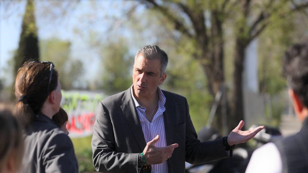 Javier Ortega junto a los vecinos de Latina