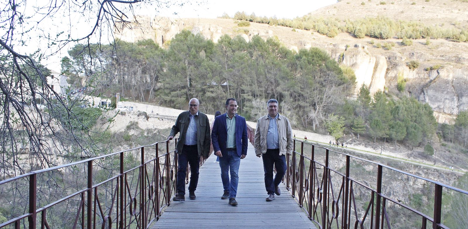 Los candidatos de VOX cruzando el puente de San Pablo, en Cuenca