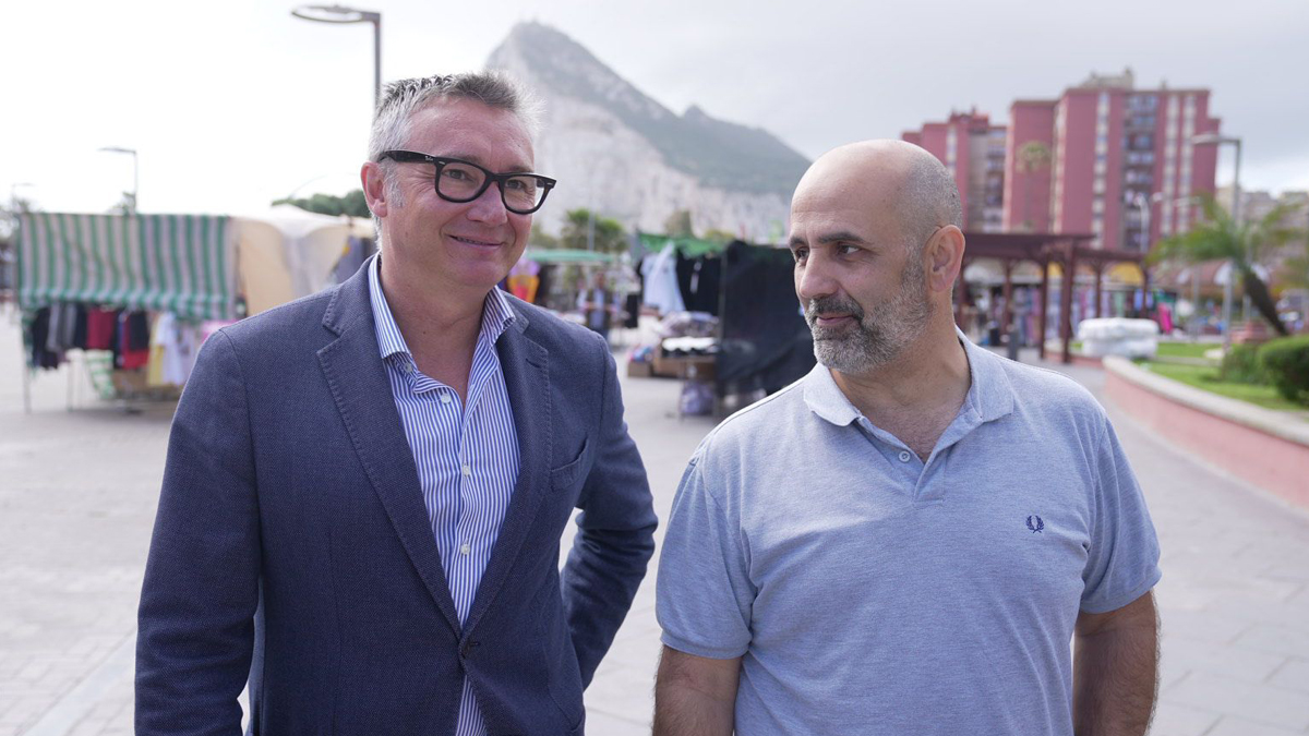 Manuel Gavira, durante su visita a La Línea de la Concepción, junto al candidato de VOX a la alcaldía Álvaro Cuadros