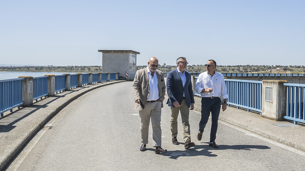 Manuel Gavira, durante su visita al embalse de La Colada en Córdoba, junto a Alejandro Hernández y Ventura Redondo