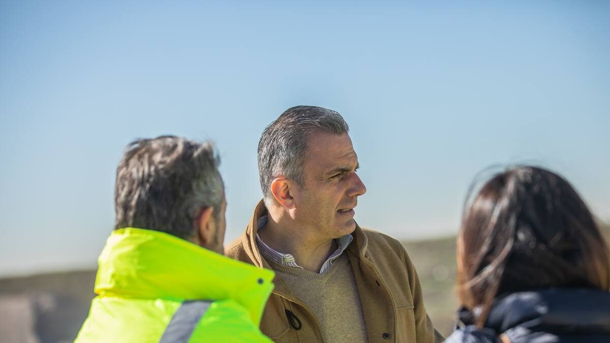 Javier Ortega con técnicos del Ayuntamiento