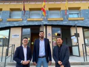 De izquierda a derecha: el candidato a la alcaldía de Archena, Jaime García; el presidente provincial, José Ángel Antelo, y el gerente de VOX, Joaquín Vicente