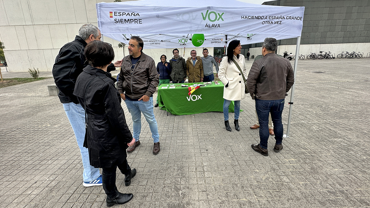 Mesa informativa en Vitoria