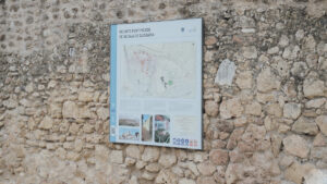 Detalle del estado de abandono y vandalización del Castillo de Alcalá de Guadaíra, en Sevilla