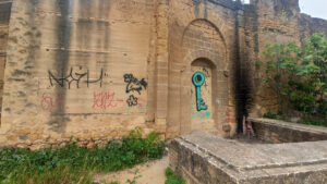 Detalle del estado de abandono y vandalización del Castillo de Alcalá de Guadaíra, en Sevilla