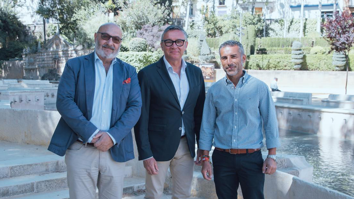 Manuel Gavira, portavoz del Grupo Parlamentario VOX en el Parlamento de Andalucía, junto al parlamentario Alejandro Hernández y el candidato de VOX a la alcaldía de Priego, Salvador Martínez
