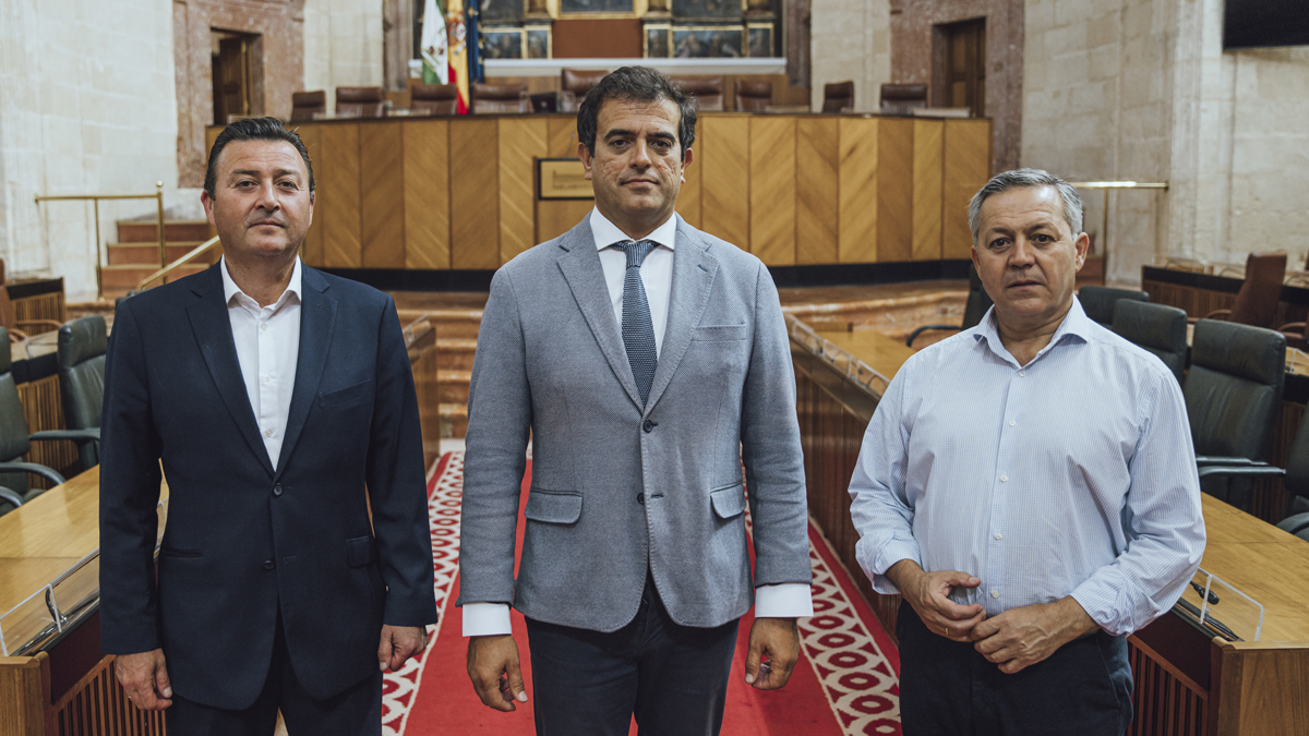 El parlamentario andaluz de VOX por Málaga, Antonio Sevilla, junto a miembros del Grupo Municipal VOX en el Ayuntamiento de Alcalá de Guadaíra