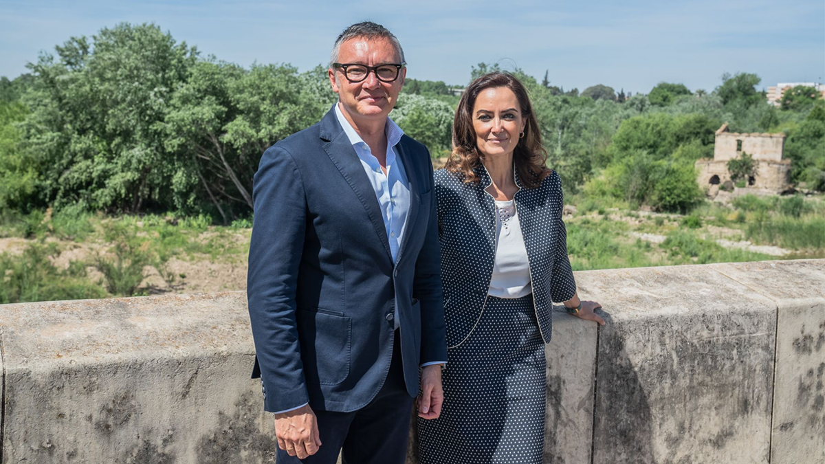 Manuel Gavira, junto a Yolanda Almadro, durante una visita a Córdoba