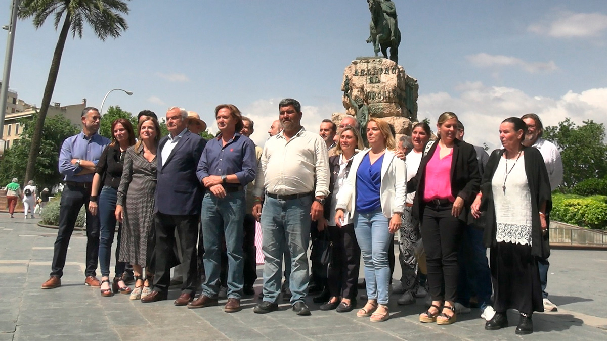 VOX ha dado por concluida la campaña electoral este viernes con una foto de grupo de los candidatos Jorge Campos