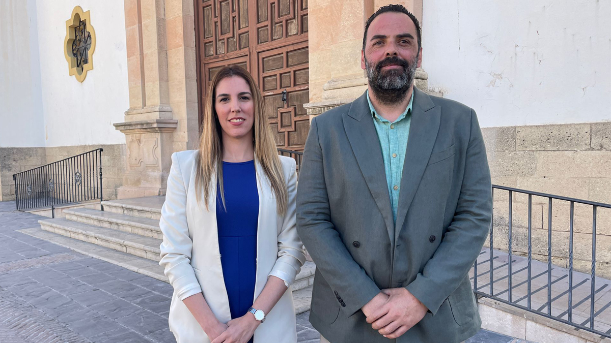 Purificación Fernández, diputada del Grupo Parlamentario VOX en el Parlamento de Andalucía por Málaga, y José Antonio Gómez, candidato de VOX a la alcaldía de Ronda