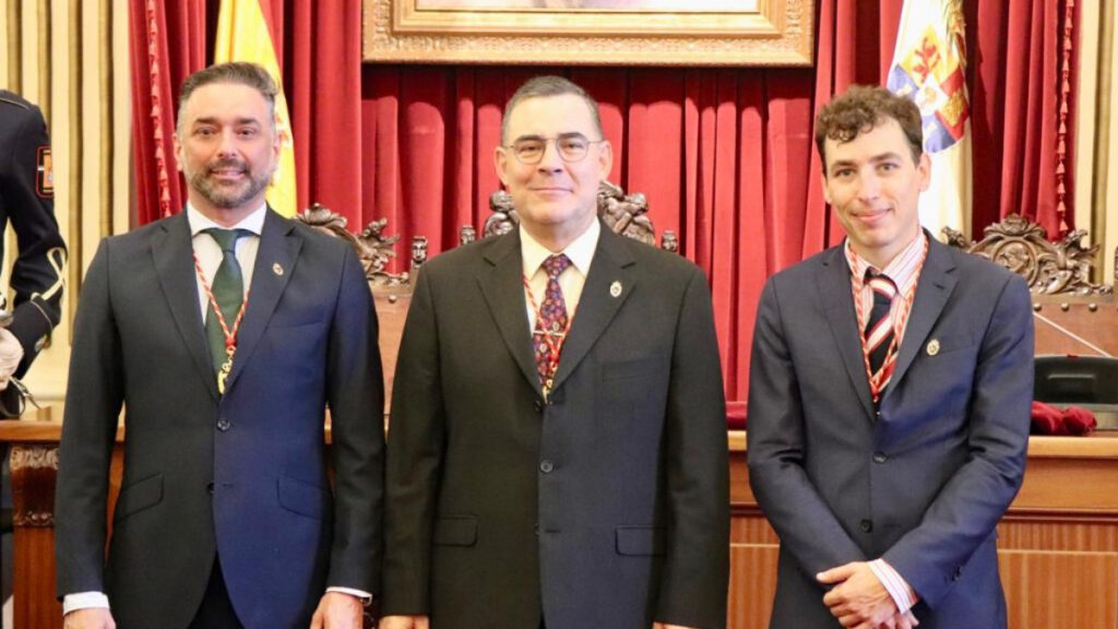 Los tres concejales de VOX juran su cargo en el Pleno de constitución