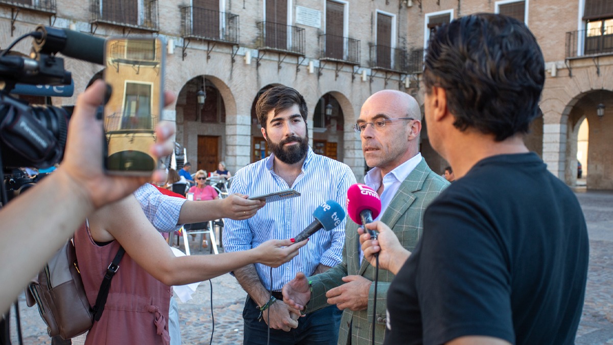 Jorge Buxadé junto a Manuel Mariscal durante su visita a Ocaña