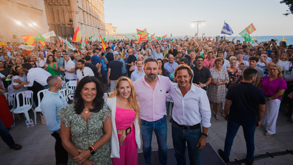 Lleno en acto de campaña de VOX en Palma de Mallorca junto a la Catedral