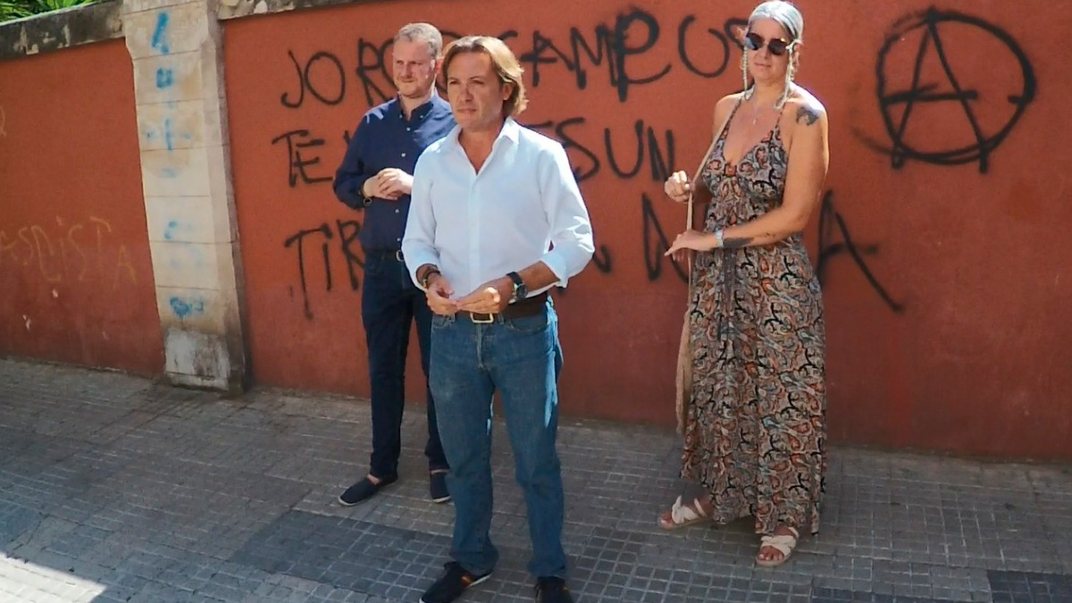 Pintadas y amenazas en Palma cerca del domicilio de Jorge Campos