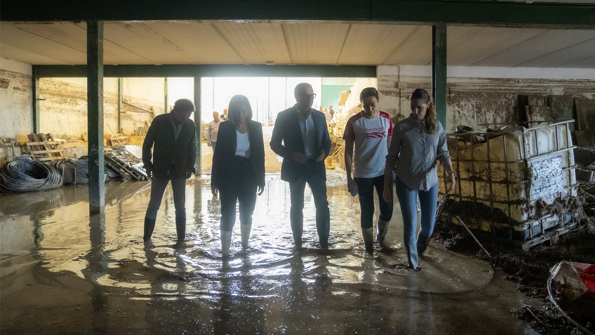Manuel Gavira, portavoz del Grupo Parlamentario VOX en el Parlamento de Andalucía durante su visita a Sierra de Yeguas tras las inundaciones