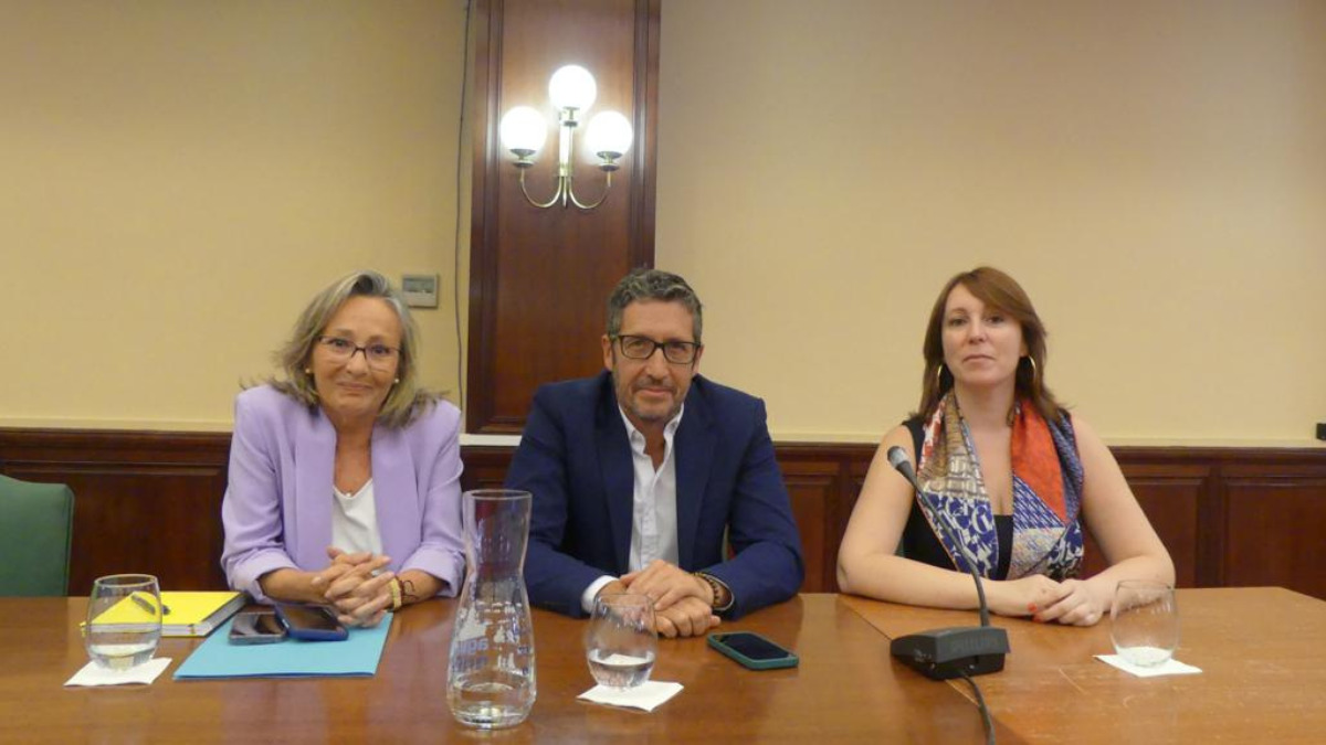 Maite López, Daniel Martín y Nieva Machín, concejales de VOX en el Ayuntamiento de Móstoles
