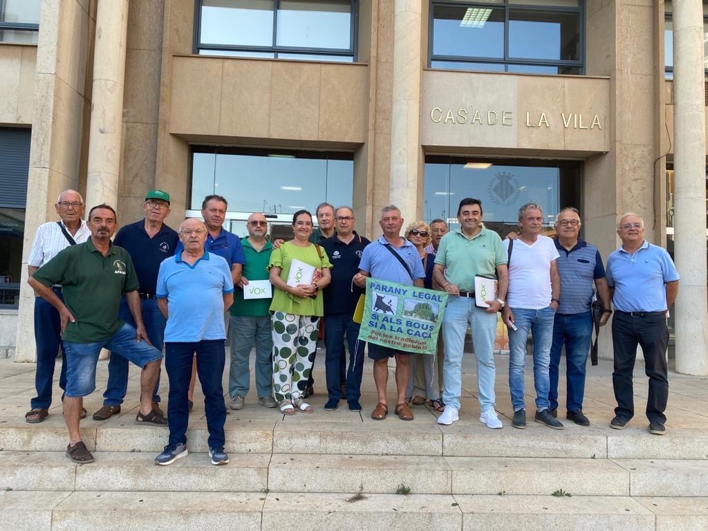 La concejal de Villarreal, Irene Herrero, junto a los integrantes de Apaval.