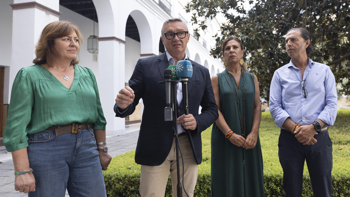 Manuel Gavira, portavoz del Grupo Parlamentario VOX en el Parlamento de Andalucía, junto a varios parlamentarios