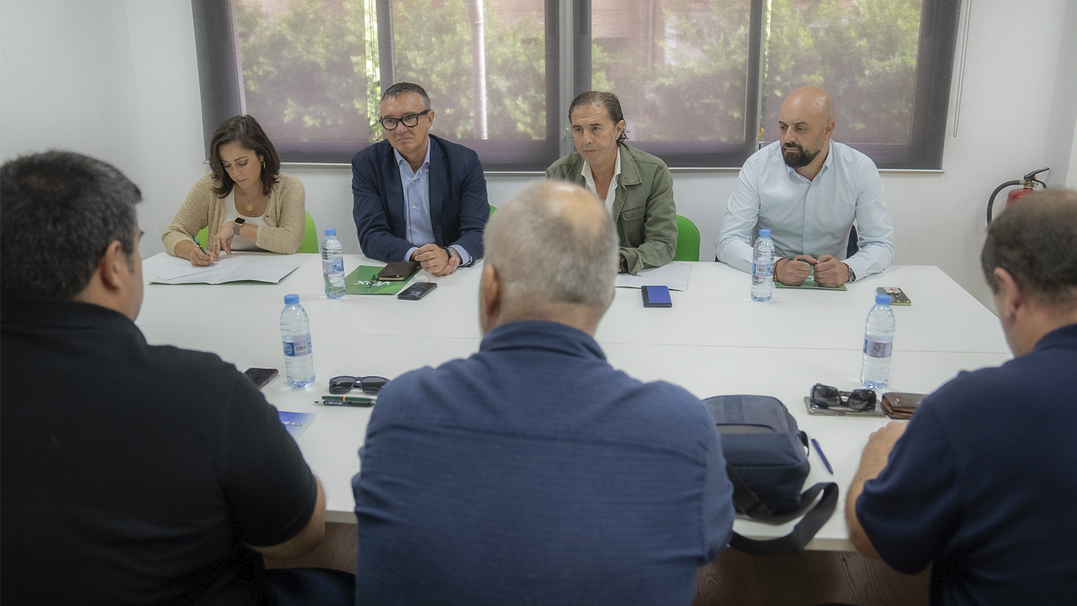 Manuel Gavira, portavoz del Grupo Parlamentario VOX en el Parlamento de Andalucía, durante reunión con representantes de JUCIL y JUPOL.