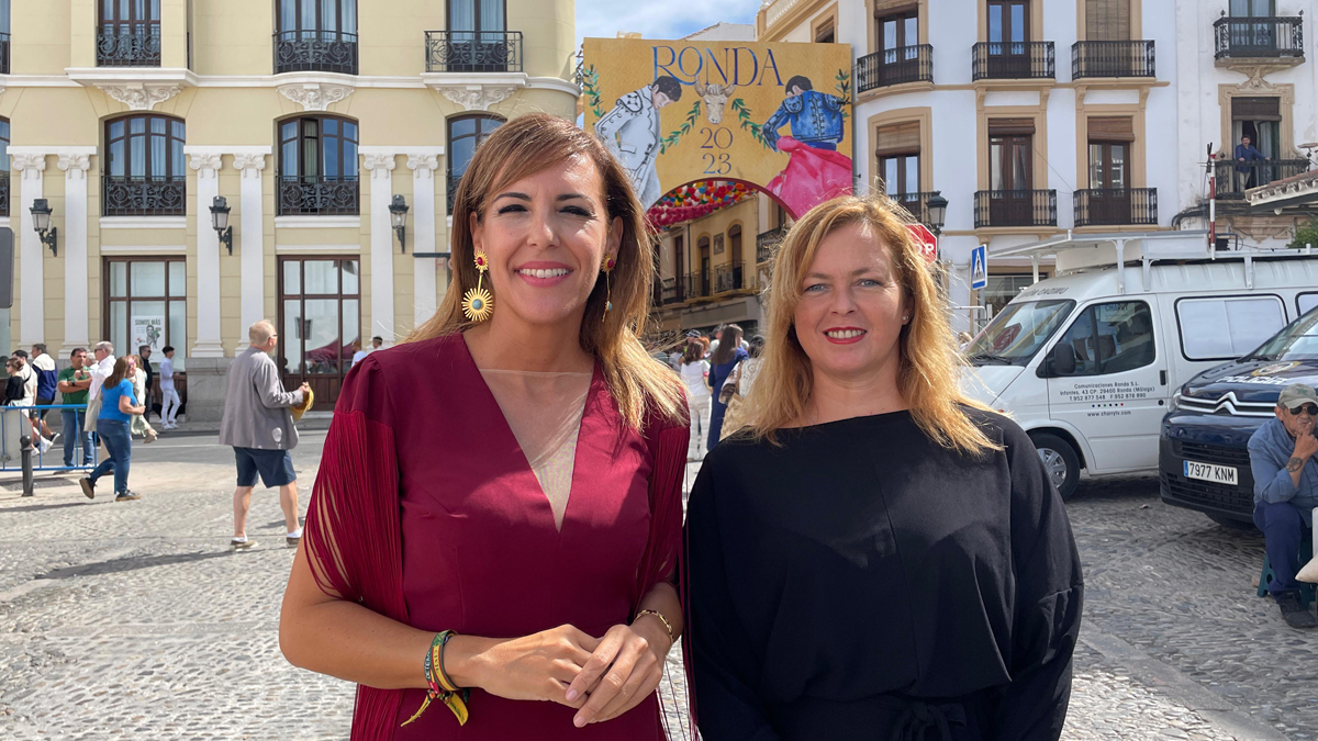 Patricia Rueda, diputada nacional de VOX por Málaga en la Goyesca de Ronda junto a la vicecoordinadora local Celia Aragonés